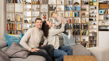 Mutter, Vater und Kind lachend