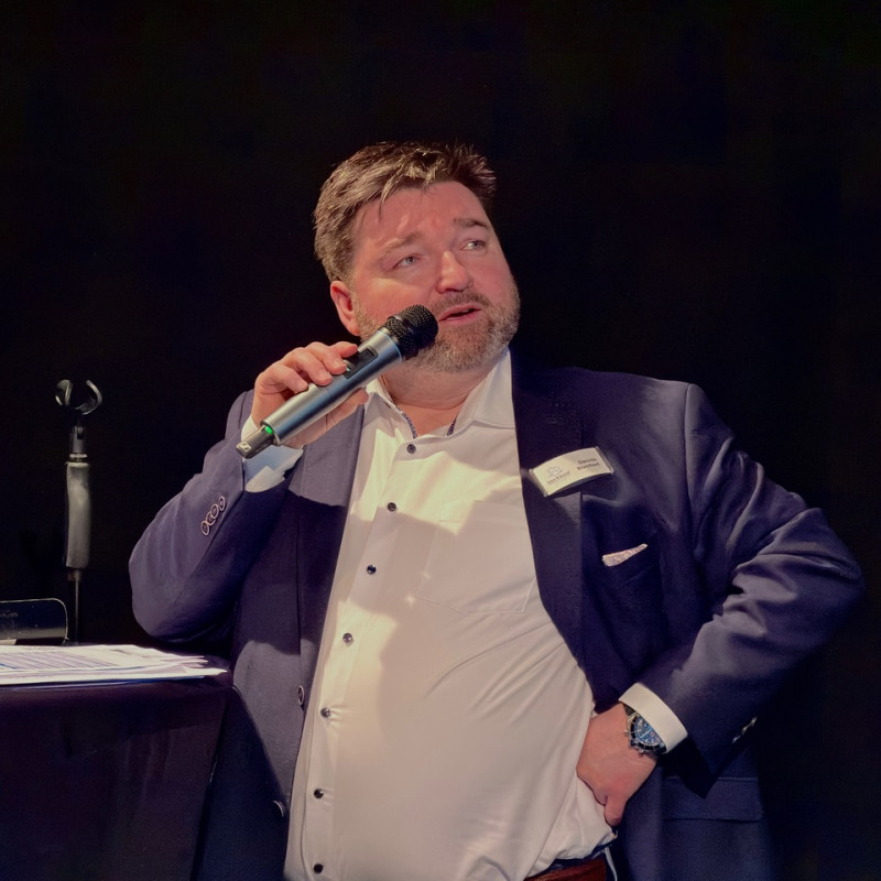 Schatzmeister Dennis Borchert erklärt die Zahlen des Kassenberichtes.