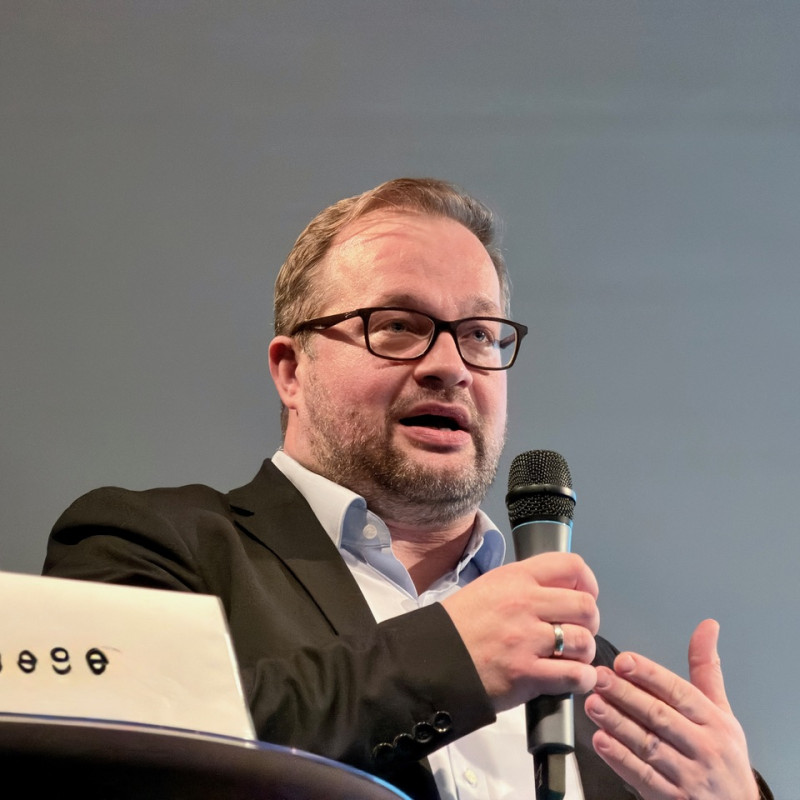 Martin Rathsack gibt Einblick in die Neuigkeiten, insbesondere beim Thema Heizung. 