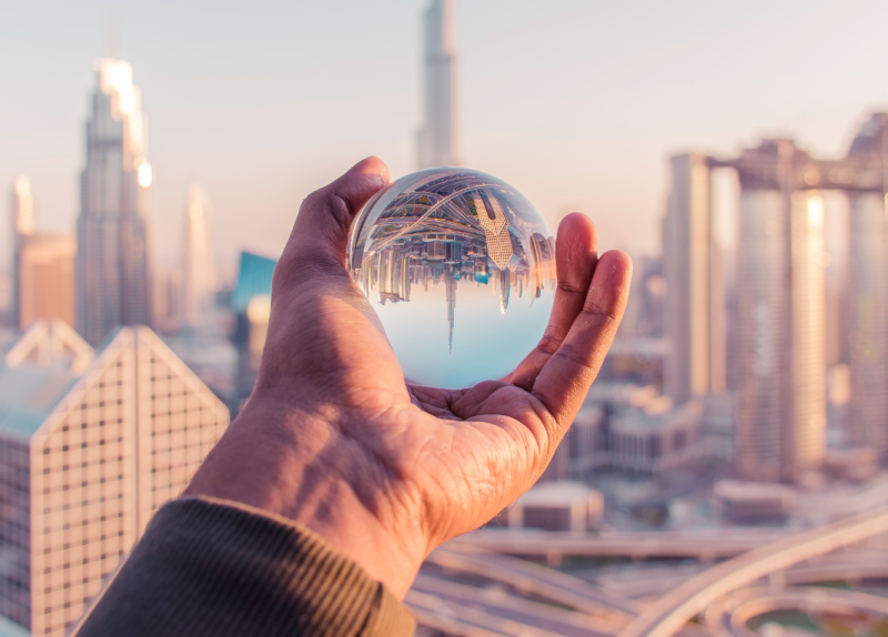 Stadt spiegelt sich in Kugel