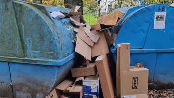 Überfüllter Kartoncontainer Überfüllter Kartoncontainer