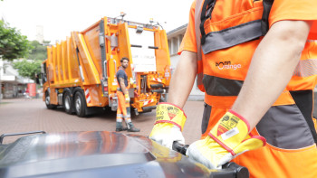 Abfallsammelfahrzeug_in_Bad_Godesberg_mit_Tonne Abfallsammelfahrzeug_in_Bad_Godesberg_mit_Tonne