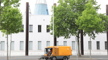 Kompaktkehrmaschine__zentral__auf_der_Museumsmeile Kompaktkehrmaschine__zentral__auf_der_Museumsmeile