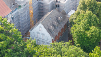 Luftaufnahme der denkmalgeschützten Turnhalle