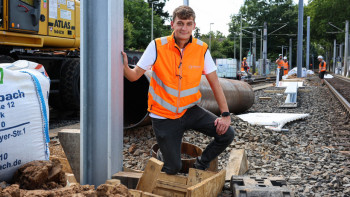 Symbolfoto  Austausch Fahrleitungsmasten