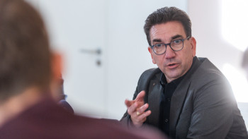 OB Guido Déus spricht mit einem Journalisten Foto Stadt Bonn