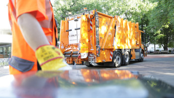 bonnorange_Pressefoto_Abfallsammelfahrzeug_am_Frankenbad_mit_Tonne