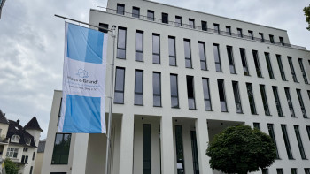 Haus & Grund Fahne vor Geschäftsstelle
