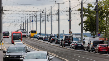 Kennedybrücke noch fahren die Busse neben der Stadtbahnspur