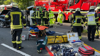 Symbolfoto Eingeklemmte Person befreit FeuerwehrundRettungsdienstBonn