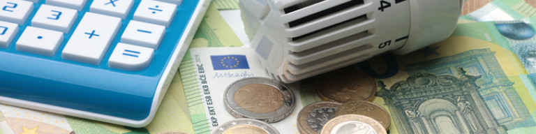 Heizkosten Heizkosten mit Taschenrechner und Geld