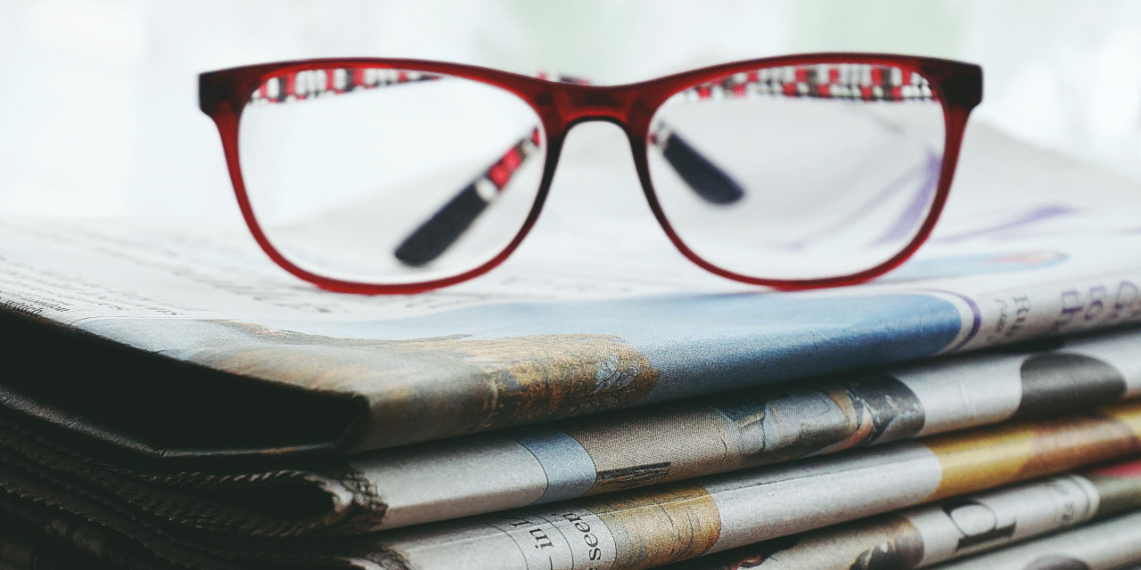 Brille mit Zeitungen