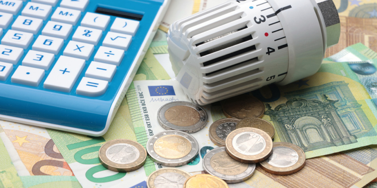 Heizkosten mit Taschenrechner und Geld