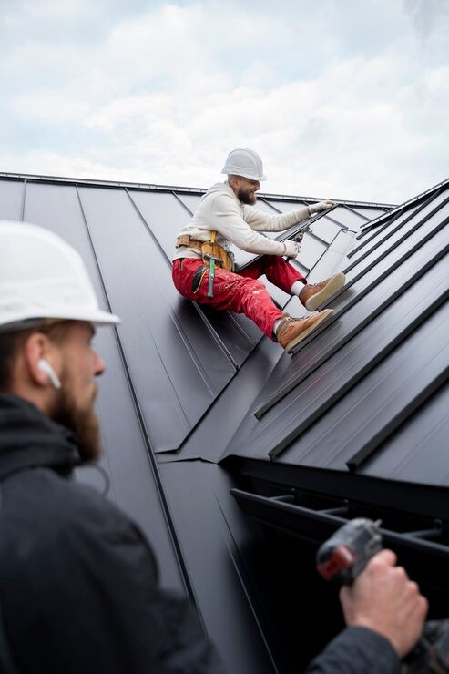 bauleute-die-auf-dem-dach-arbeiten