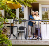 Zwei ältere Menschen auf einem Balkon