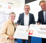Jean Pierre Schneider und Dirk Vianden mit Spendenscheck