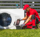 Wärmepumpe mit Monteur
