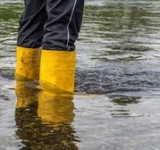 Gummistiefel im Wasser
