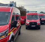 Sechs Mannschaftswagen mit Hausbesteck