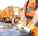 Abfallsammelfahrzeug_in_Bad_Godesberg_mit_Tonne