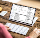 Frau vor Computer