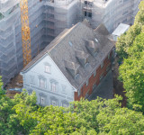 Luftaufnahme der denkmalgeschützten Turnhalle