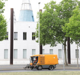 Kompaktkehrmaschine__zentral__auf_der_Museumsmeile