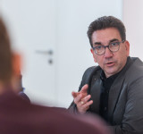 OB Guido Déus spricht mit einem Journalisten Foto Stadt Bonn