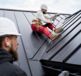 bauleute-die-auf-dem-dach-arbeiten