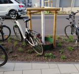Räder im Pflanzbeet geparkt Foto Stadt Bon