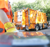 bonnorange_Pressefoto_Abfallsammelfahrzeug_am_Frankenbad_mit_Tonne