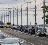 Kennedybrücke noch fahren die Busse neben der Stadtbahnspur