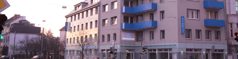 Fassade Stellenmarkt Geschäftsstelle Haus & Grund Bremen GmbH bei Dämmerung