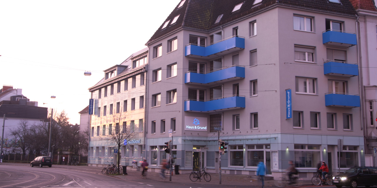 Geschäftsstelle Haus & Grund Bremen GmbH bei Dämmerung