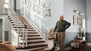 Liftstar GmbH Opa neben Treppenlift
