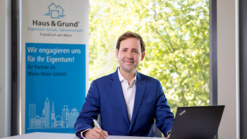 Rechtsanwalt Niklas Graf am Schreibtisch Rechtsanwalt Niklas Graf am Schreibtisch