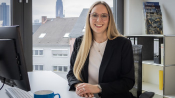 Rechtsanwältin Victoria Maxheimer am Schreibtisch bei Haus & Grund Frankfurt am Main e.V.