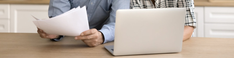 Protokoll und Laptop