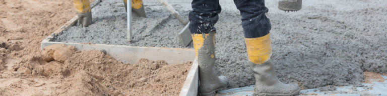 Zement wird in Fundament gegossen