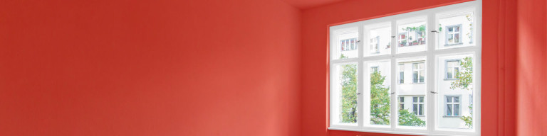 Sanierte Fensterfront in rotem Zimmer