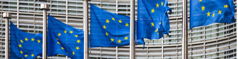 EU Flaggen vor dem Gebäude der EU-Kommission