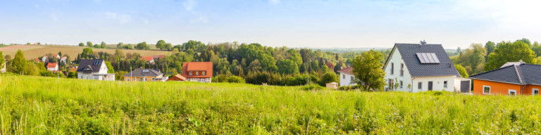 Grundstück mit Wiese vor Einfamilienhäusern