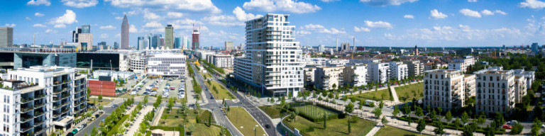 Neubauten vor der Skyline von Frankfurt am Main