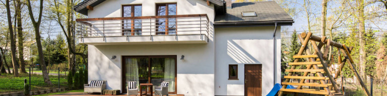 Einfamilienhaus mit Garten und Kinderrutsche