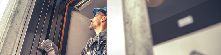 Handwerker bei der Installation eines Aufzugs
