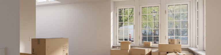 Umzugskartons in leerer Wohnung