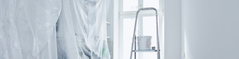 Leiter mit Farbeimer in einem Badezimmer