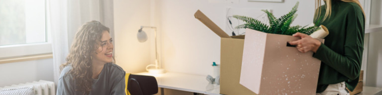 Mitbewohnerin zieht mit Umzugskartons in Wohnung ein