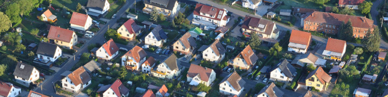Grundstücke mit Einfamilienhäusern aus der Vogelperspektive