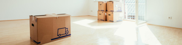 Leere Wohnung mit Umzugskartons